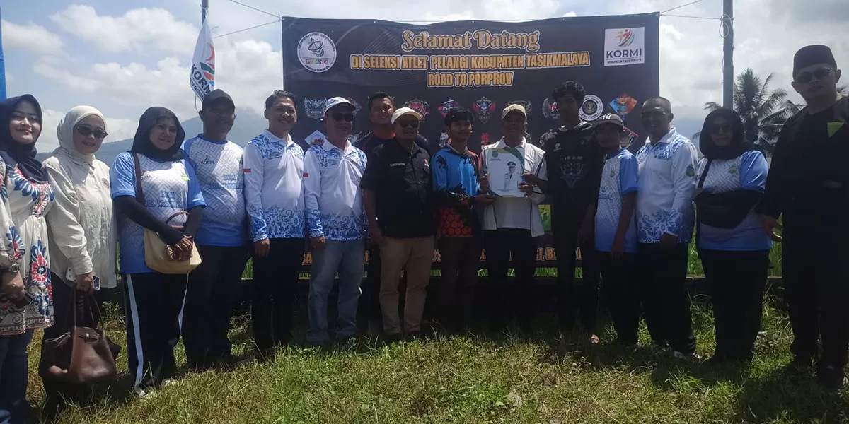 Wakil Bupati Tasikmalaya Asep Sopari Al Ayubi memberikan apresiasi kepada dua atlet layangan yang berprestasi di Fornas dan Forprov. (Dok. DFK)