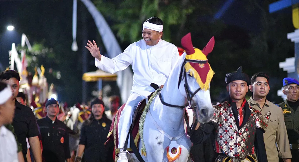 Gubernur Jawa Barat Dedi Mulyadi, yang hadir langsung dalam pelepasan Kirab Budaya Napak Tilas Padjadjaran. (Dok. Humas Jabar)