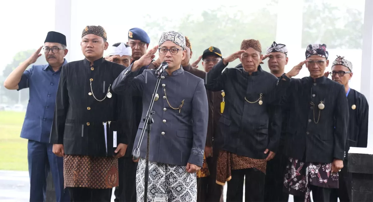 Bupati Tasikmalaya H. Cecep Nurul Yakin memimpin upacara&nbsp;peringatan Hari Pendidikan Nasional 2026 tingkat kabupaten di halaman belakang Sekretariat Daerah, Senin (4/5/2026). (Dok. Dishubkominfo)