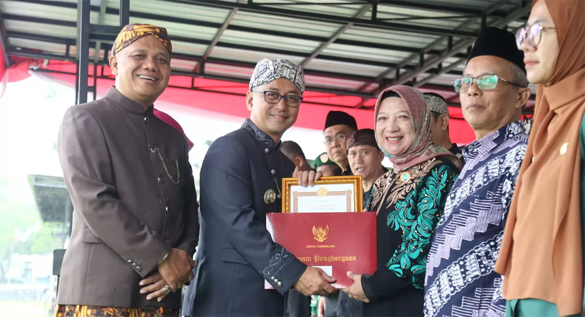 Bupati Tasikmalaya Cecep Nurul Yakin didampingi&nbsp;Wakil Bupati Asep Sopari Al-Ayubi menyerahkan penghargaan di momentum&nbsp;Hari Pendidikan Nasional 2026, Senin (4/5/2026). (Dok. Dishubkominfo)