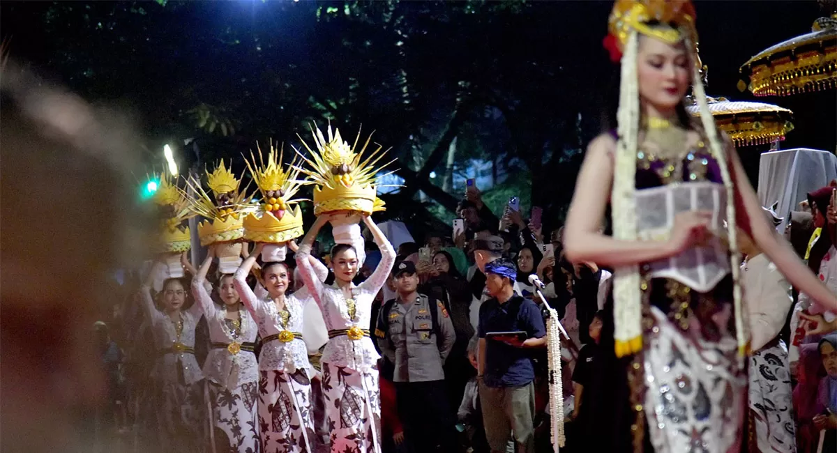 Mahkota Binokasih diarak dalam Kirab Budaya Napak Tilas Padjadjaran. Simak kemeriahan seni dan komitmen pembangunan budaya di seluruh Jawa Barat. (Dok. Kominfo Jabar)