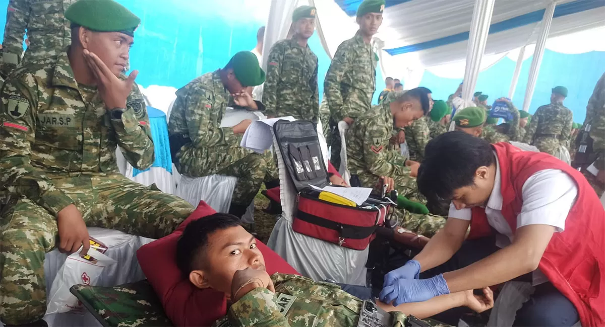 Ratusan Prajurit Batalyon Infanteri TP 939/Macan Putih melaksanakan bakti sosial berupa donor darah di Lapangan Gandara Grup 37 Singaparna. (Dok. DFK)