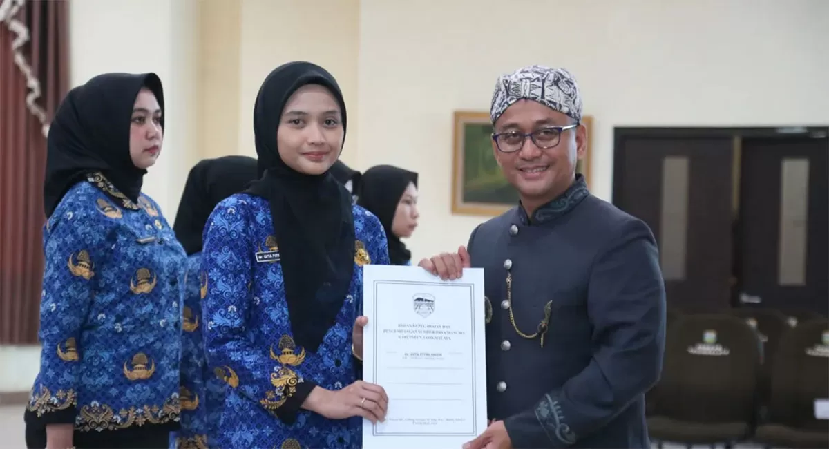 Bupati Tasikmalaya Cecep Nurul Yakin saat melantik 36 PNS baru di lingkungan Pemkab Tasikmalaya guna memperkuat dedikasi sebagai abdi masyarakat. (Dok. Dishubkominfo)