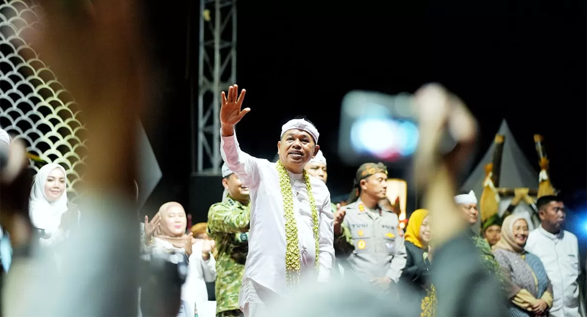 Kemeriahan Kirab Budaya Napak Tilas Padjadjaran saat melintasi jalanan Kabupaten Garut, menyedot perhatian ribuan warga yang memadati jalur arak-arakan. (Dok. Humas Jabar)