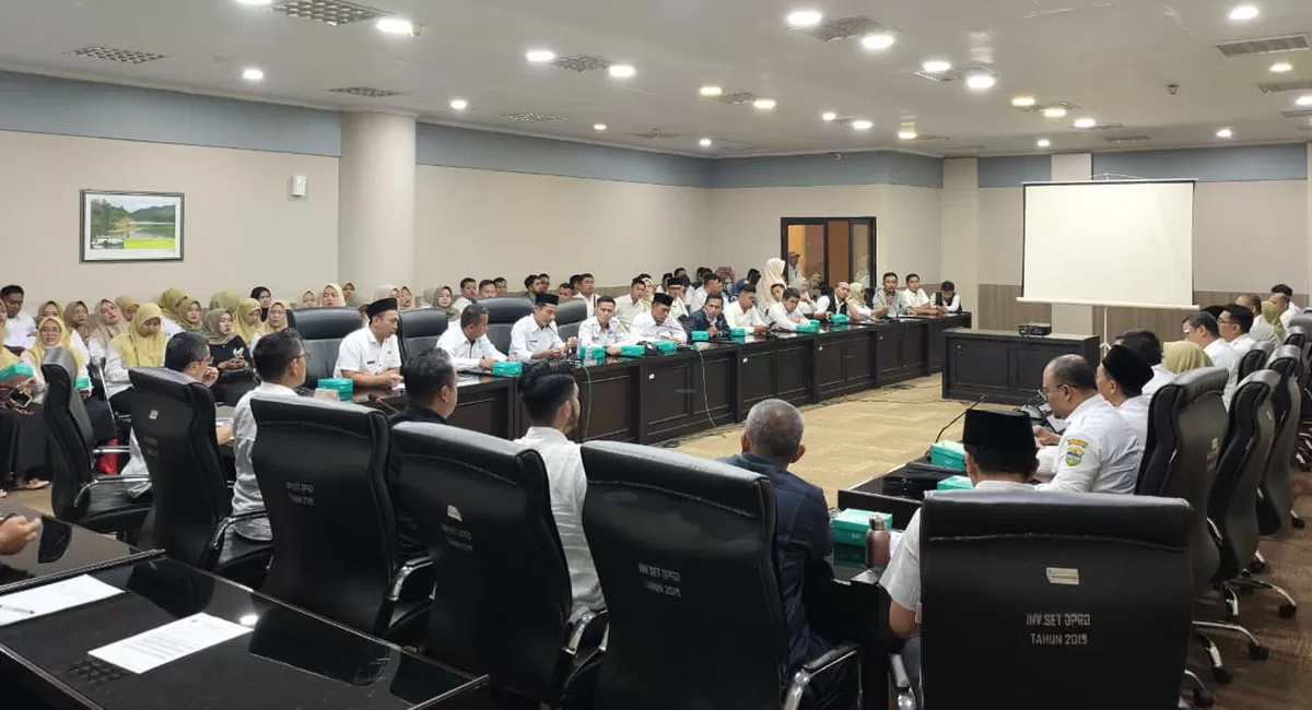 Puluhan perwakilan guru PPPK paruh waktu beraudiensi dengan Komisi I dan IV DPRD Kabupaten Tasikmalaya, di Ruang Serba Guna DPRD, Rabu (6/5/2026). (Dok. DFK)