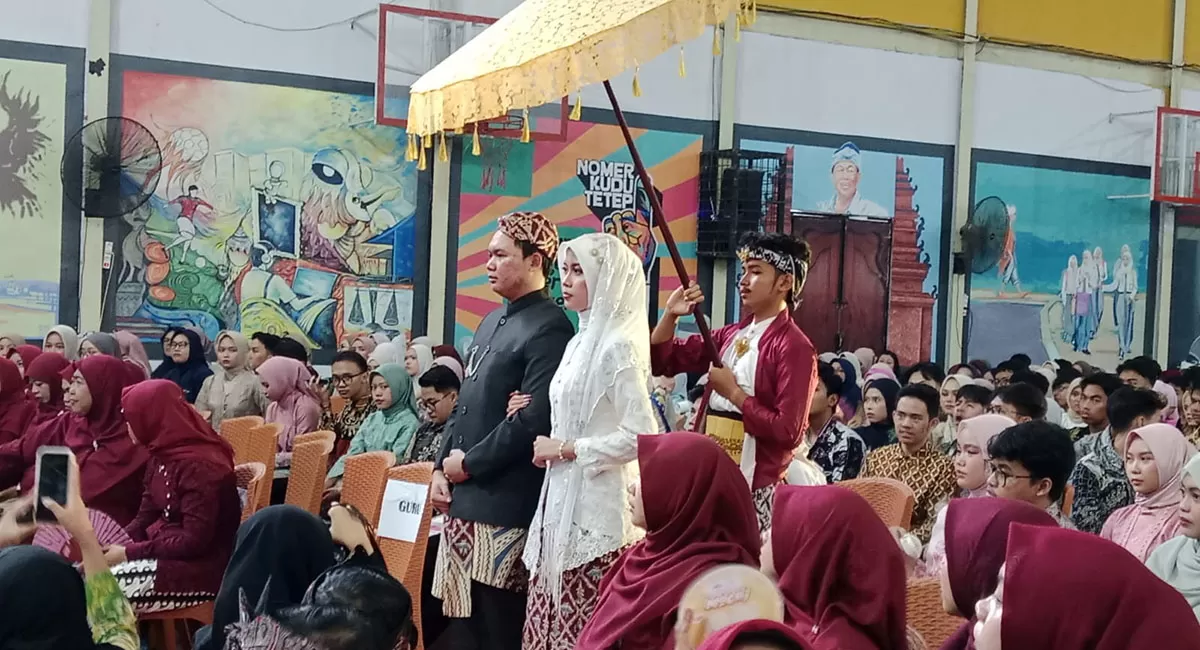 Prosesi pelepasan siswa kelas XII SMAN 1 Tasikmalaya bertajuk "Pileleuyan, Sapu Nyere Pegat Simpay" yang digelar di Aula kampus, Kamis (07/5/2026). (Dok. AMS)