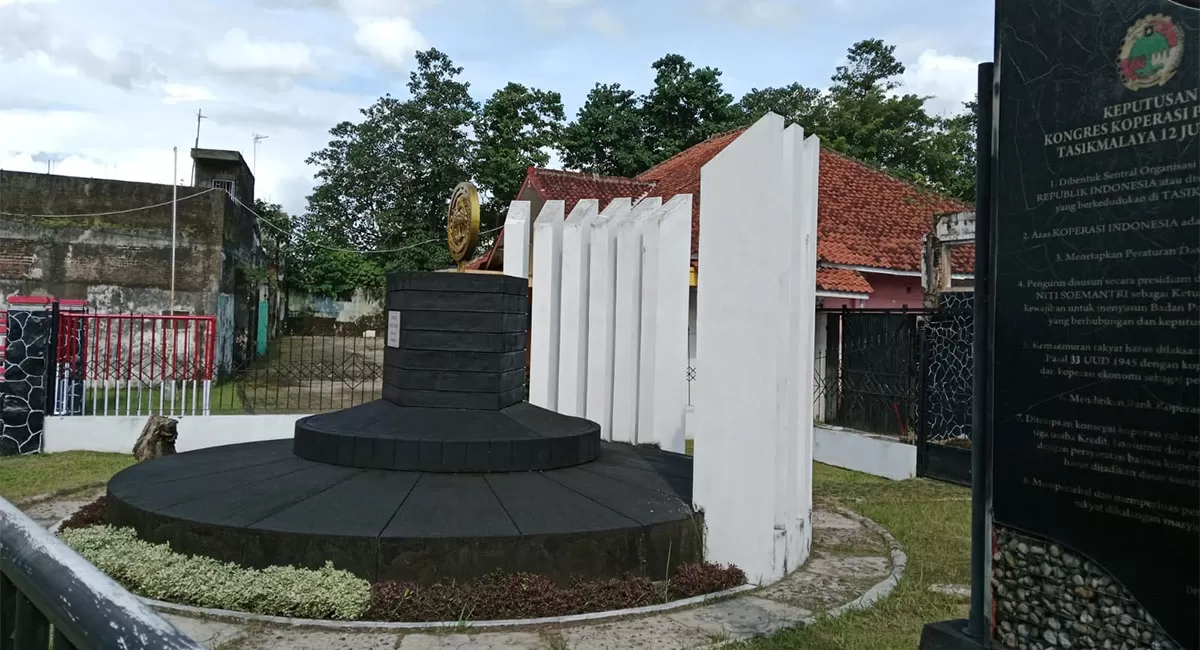 Tugu Koperasi di Jalan Moh. Hatta Kota Tasikmalaya, kini diproses menjadi Cagar Budaya Nasional untuk memperkuat wisata sejarah. (Dok. AMS)