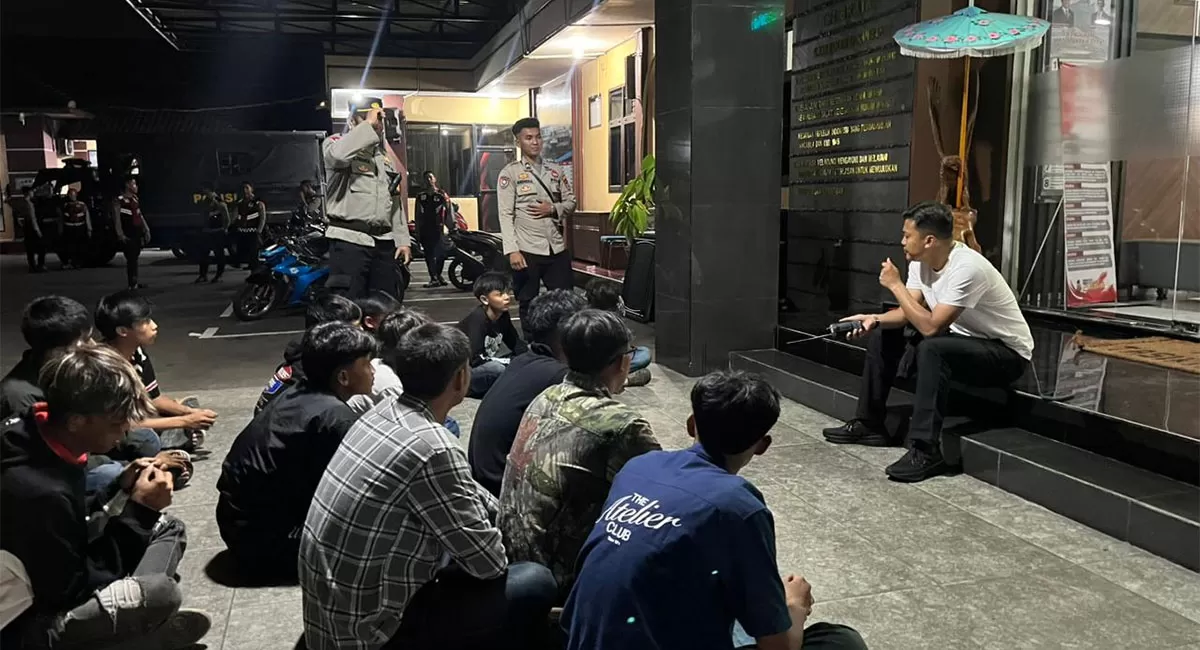Sejumlah oknum pendukung Persib Bandung diamankan petugas karena dianggap mengganggu lalulintas saat melakukan konvoi perayaan kemenangan Persib Bandung Atas Persija Jakarta pada, Minggu (10/5/2026). (Dok. AMS)