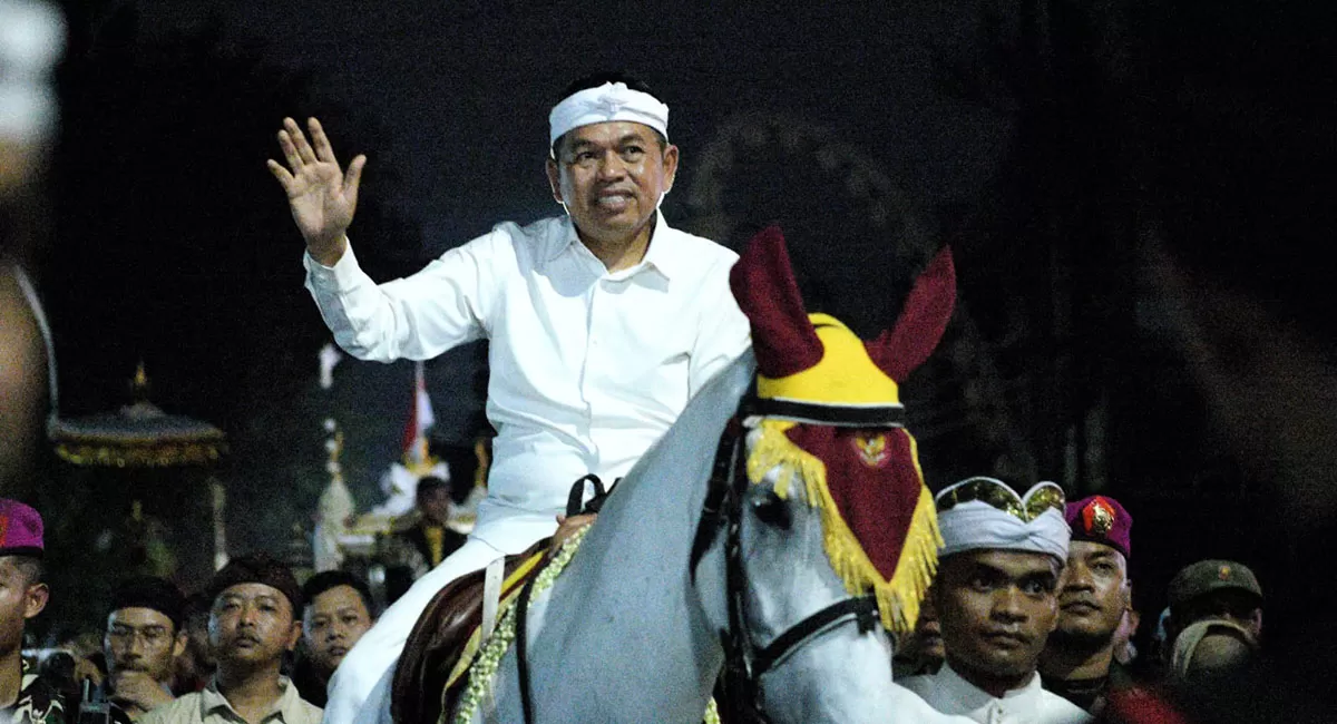 Pesona Kirab Budaya di Cirebon: Intip uniknya aksi Binaraga Jebor dan sakralnya Mahkota Binokasih dalam misi Dedi Mulyadi merajut sejarah masa depan. (Dok. Humas Jabar)