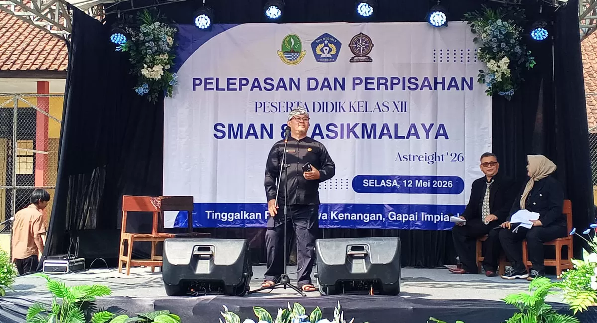 Kepala SMAN 8 Kota Tasikmalaya Tarso Sutarso, M.Pd lepas 368 siswa yang lulus tahun 2026 dan berpesan agar tidak selebrasi berlebihan dengan konvoi di jalanan, Selasa (12/5/2026). (Dok. AMS)