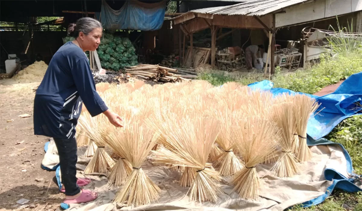 Jelang Idul Adha, produksi tusuk sate di Kota Tasikmalaya naik drastis! Perajin tusuk sate banjir pesanan tusuk sate meski terkendala tenaga kerja, Selasa (12/5/2026). (Dok. AMS)