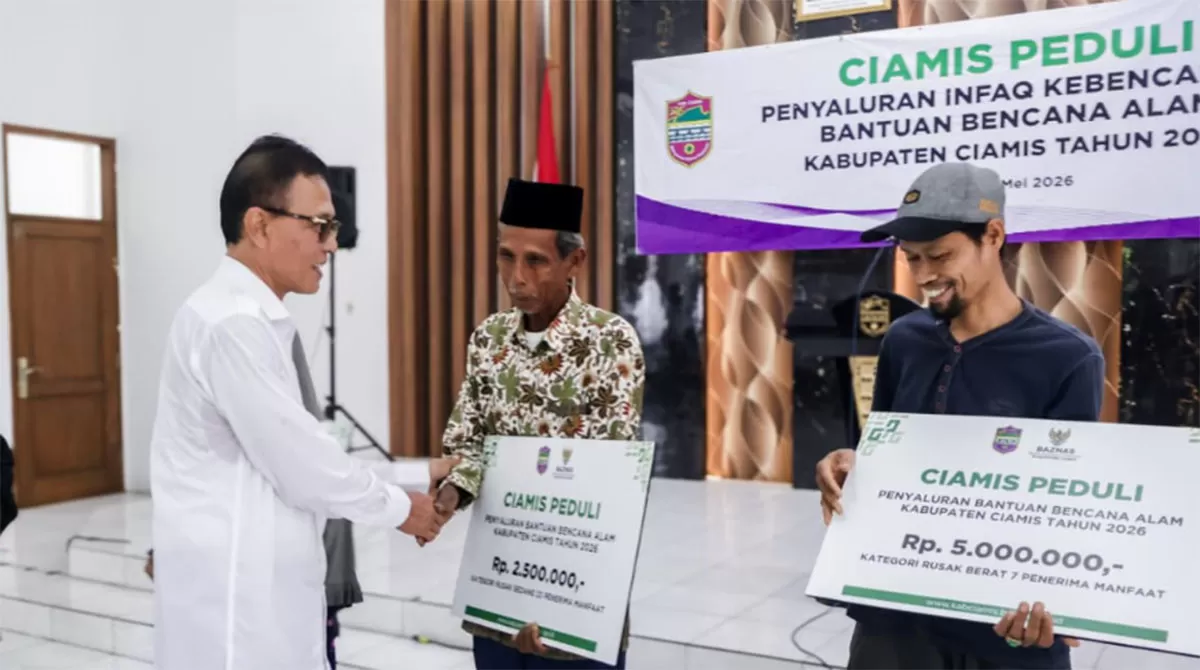 Bupati Herdiat menyerahkan bantuan bencana alam di tengah kondisi defisit fiskal daerah, di Aula TP PKK Kabupaten Ciamis, Rabu (13/05/2026). (Dok. Kominfo)