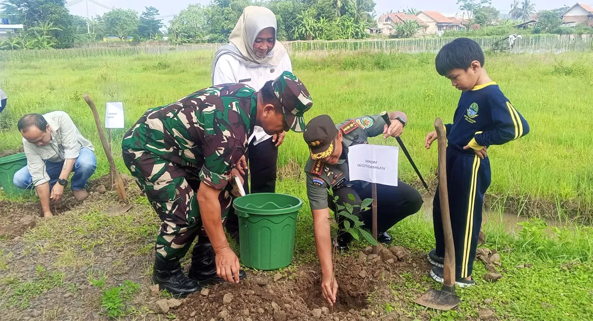 Kegiatan penanaman pohon dalam rangka HUT ke-27 Kabar Priangan yang dipusatkan di Sekolah Luar Biasa Negeri (SLBN Bungursari), Kota Tasikmalaya, Rabu (13/5/2026). (Dok. AMS)