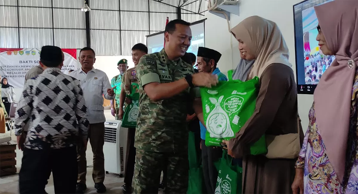 Wabup Tasikmalaya Asep Sopari Al Ayubi dan Dandim 0612/Tasikmalaya Letkol Czi M. Invan Ibrahim di Gerai Koperasi Desa Merah Putih Desa Mangunreja, Kecamatan Mangunreja, Kabupaten Tasikmalaya, Sabtu (26/5/2026). (Dok. Humas Kodim)