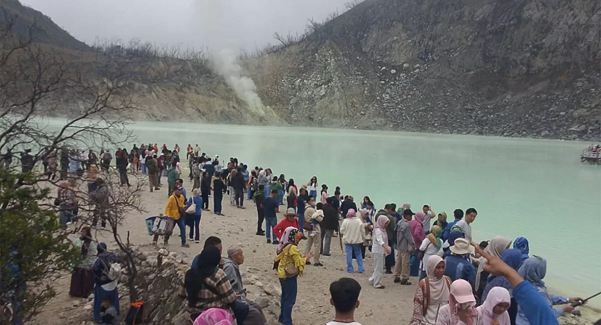 Sejumlah pengunjung memadati area objek wisata Kawah Putih di kawasan Gunung Patuha di Bandung Selatan, Sabtu (16/5/2026). (Dok. AMS)