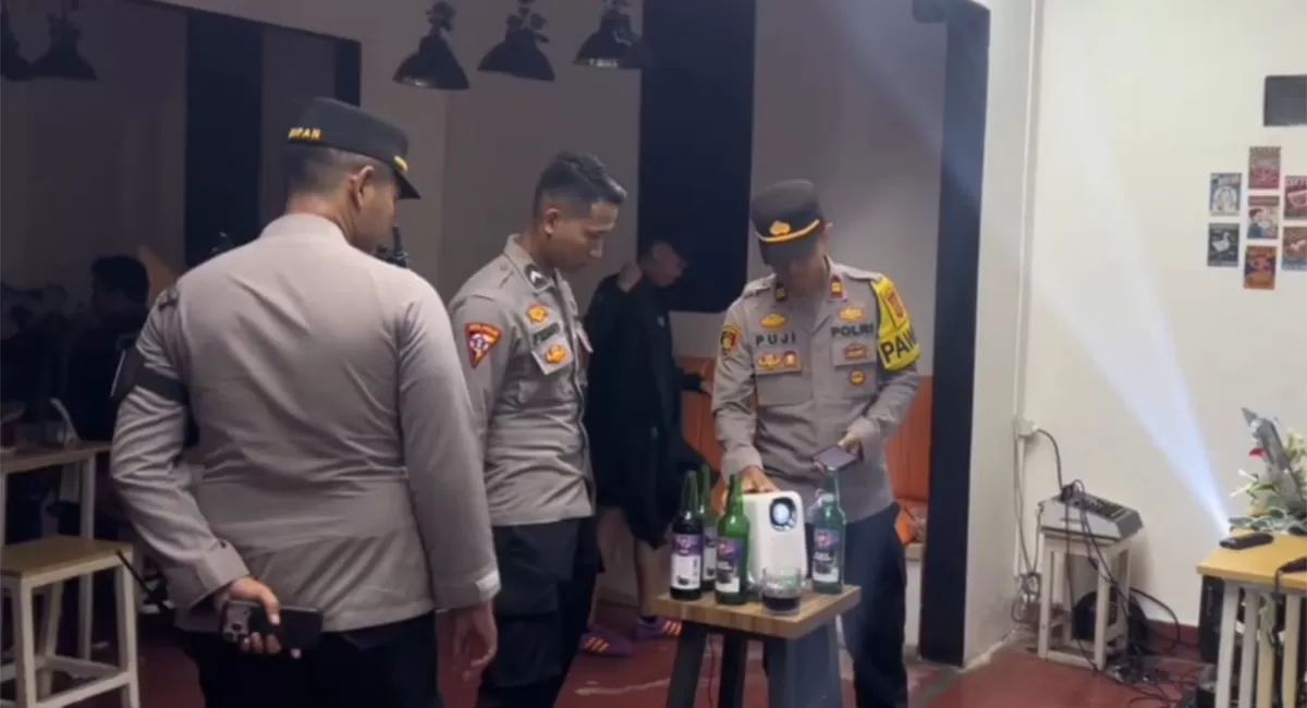Polres Tasikmalaya Kota melakukan pengecekan dugaan pesta miras di salah satu kafe di Jalan Dewi Sartika Empangsari, Kecamatan Cipedes, Kota Tasikmalaya, Jumat (15/5/2026) malam. (Dok. AMS)