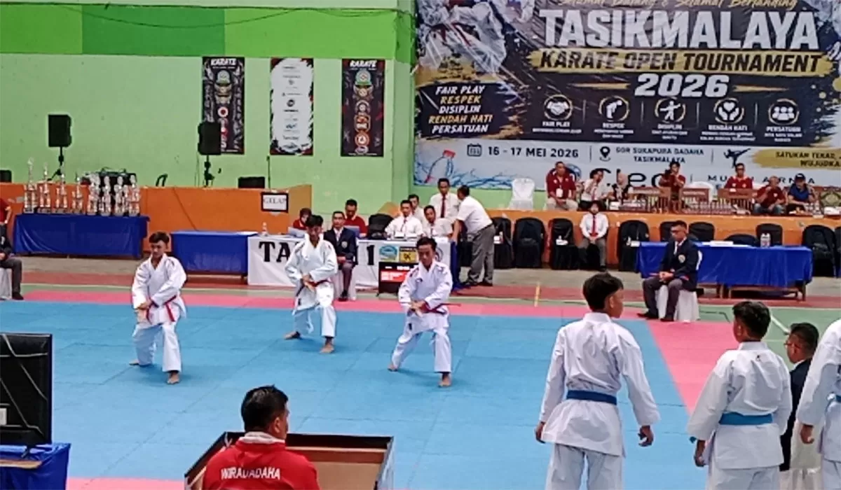 Tim karate beregu saat menampilkan kebolehannya pada Kejuaraan Karate Tasik Open Turnamen 2026 yang digelar di GOR Sukapura, Dadaha, Kota Tasikmalaya, Sabtu (16/05/2026).&nbsp; (Dok. AMS)