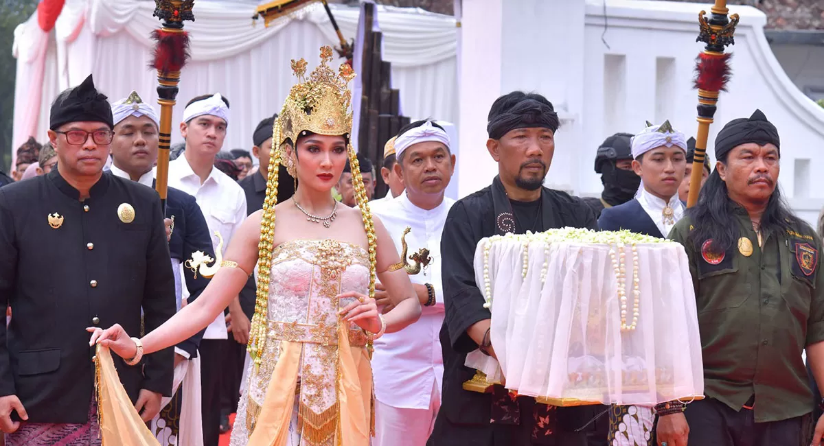Pesan tata kota dari Sumedang! Gubernur Jawa Barat Dedi Mulyadi minta daerah fokus pada penataan lingkungan pasca kirab budaya Mahkota Binokasih. (Dok. Humas Jabar)