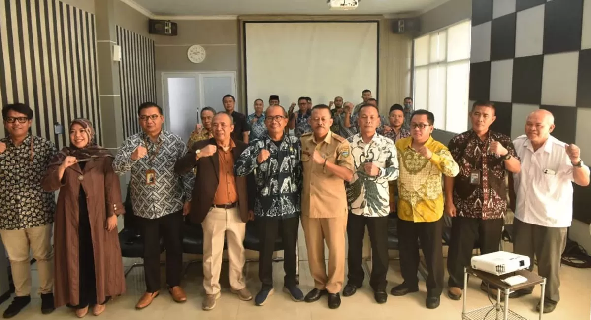 Ketua Panitia Seleksi Calon Komisaris atau Dewan Pengawas dan Direksi BUMD Kabupaten Tasikmalaya, Asep Gunadi, A.Md. S.Sos (tengah) didampingi Plh Kabag Ekbang, Kadir (kanan) dan Anggota Komisi II DPRD Kabupaten Tasikmalaya, H. Hidayat Muslim (kiri) berfoto bersama sejumlah akademisi dan direksi per (Dok. DFK)