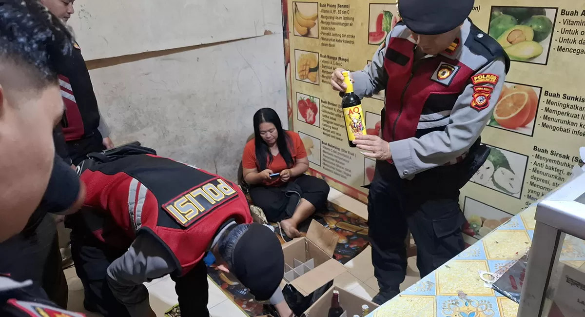 Gencarkan razia miras dan obat terlarang jelang Idul Adha, Polres Tasikmalaya Kota amankan puluhan botol miras demi harkamtibmas yang kondusif. (Dok. Polres Tasikmalaya Kota)