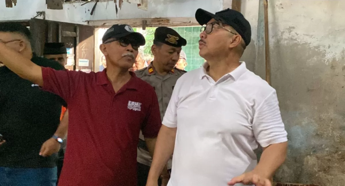 Wali Kota Yogyakarta, Hasto Wardoyo saat meninjau langsung lokasi bedah rumah yang dilakukan Pemkot Yogyakarta.  (Pemkot Yogyakarta)