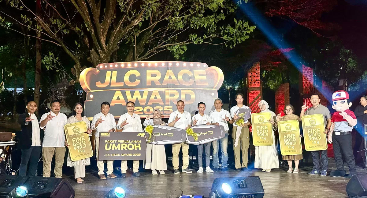 Bentuk nyata apresiasi kesuksesan UKM, JNE serahkan mobil hingga logam mulia dalam malam puncak JLC Race Award 2025 di Jakarta, pada Rabu malam 20 Mei 2026. (Dok. JNE)