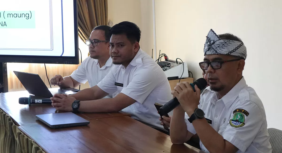 Kepala Sekolah Maung SMAN 1 Singaparna, H. Dede Iryanto, S.Pd, M.d, menyosialisasikan jadwal dan mekanisme penerimaan murid baru Sekolah MAUNG. (Dok. DFK)