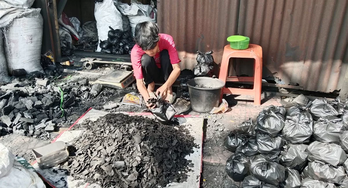 Sambut Iduladha 1447 H, salah seorang penjual arang di Pasar Cikurubuk Kecamatan Mangkubumi Kota Tasikmalaya menjalankan aktivitas pemilahan arang, Kamis (21/5/2026). (Dok. AMS)
