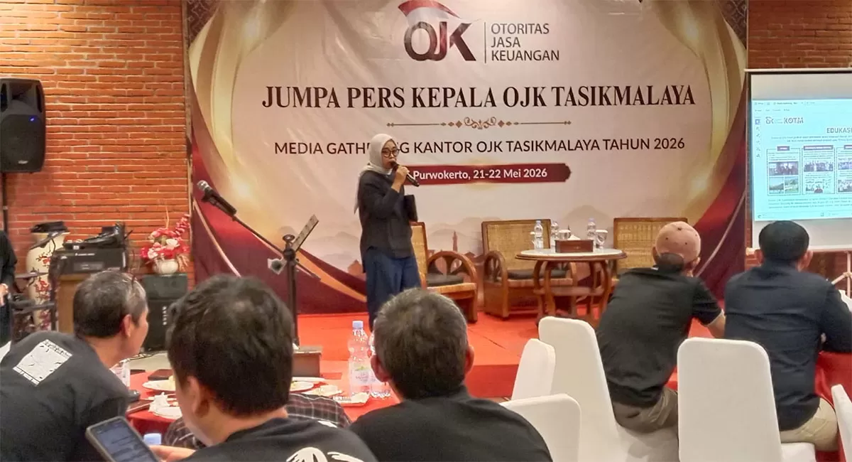 Kepala OJK Tasikmalaya Nofa Hermawati memaparkan pentingnya literasi keuangan saat gathering wartawan, Kamis (21/5/2026). OJK gencar edukasi untuk tekan kasus pinjol dan investasi bodong di Priangan Timur. (Dok. AMS)