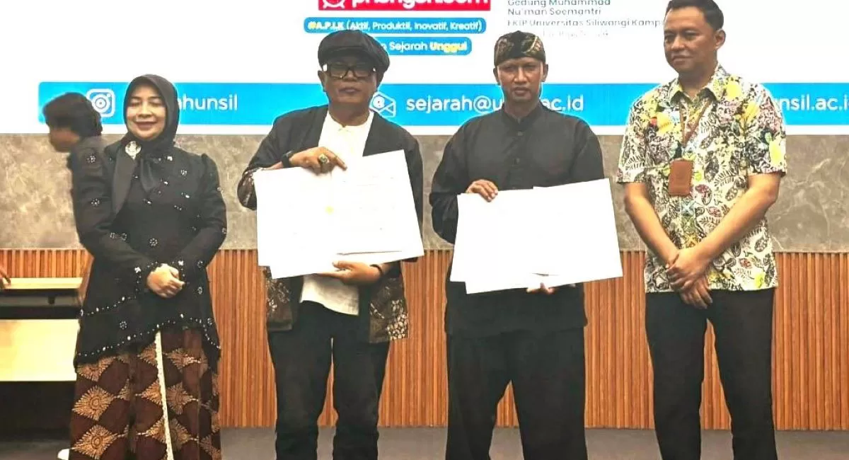 Ketua DKKT, Tatang Pahat, S.Sn berfoto bersama seusai penandatanganan kerja sama di Auditorium Gedung Muhammad Nu&rsquo;man Somantri Unsil. Disaksikan Wakil Dekan I FKIP Unsil Dr. Diana Hernawati, S.Pd, M.Pd, serta Kepala Dinas Kepemudaan, Olahraga, Kebudayaan dan Pariwisata Kota Tasikmalaya Dr. Deddy Mul (Dok. DFK)