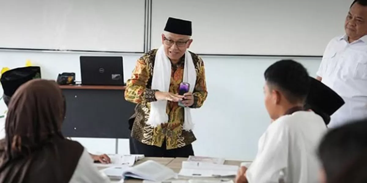 Wakil Menteri Pendidikan Dasar dan Menengah Republik Indonesia, Prof. Dr. H. Atip Latipulhayat, S.H., LL.M., Ph.D, berinteraksi dengan siswa dan tenaga pendidik di SMP Negeri 2 Singaparna (Dok. DFK)