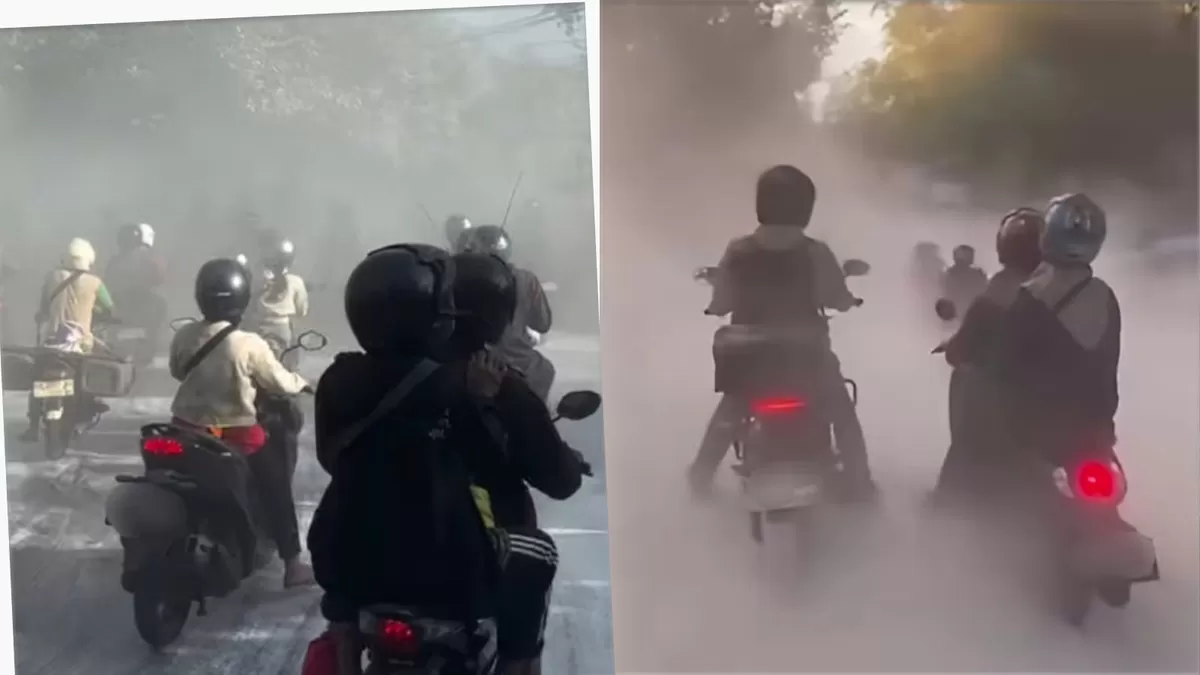 Petugas damkar menyemprot debu pekat kapur pasca kecelakaan truk tronton di jalur Jogja-Wonosari yang sempat mengganggu jarak pandang pengendara. (Instagram/merapi_uncover - anto.ilyas)