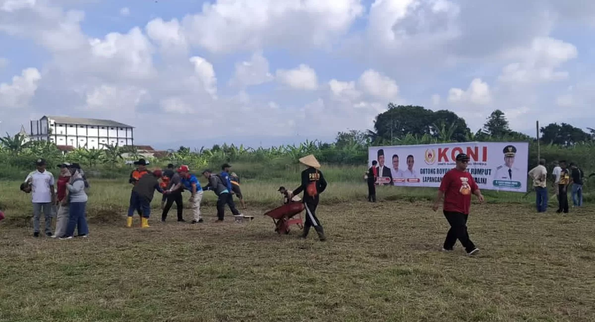 Warga di Kecamatan Mangunreja berkumpul di Stadion Olahraga Rakyat (SOR) Kaliki untuk melakukan aksi bersih-bersih massal, Minggu (24/5/2026). (Dok. DFK)