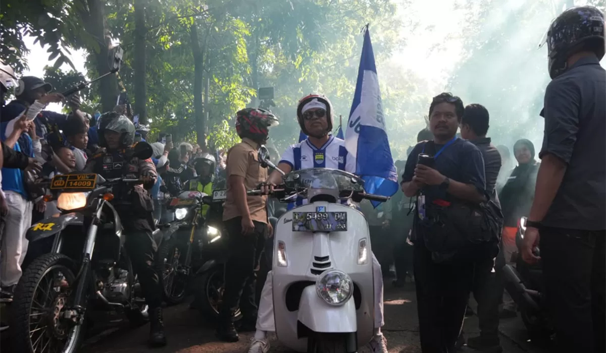 Gubernur Jabar Dedi Mulyadi kucurkan Rp1 miliar dari kantong pribadi untuk mengapresiasi sejarah baru Persib Bandung juara tiga kali berturut-turut. (Dok. Humas Jabar)