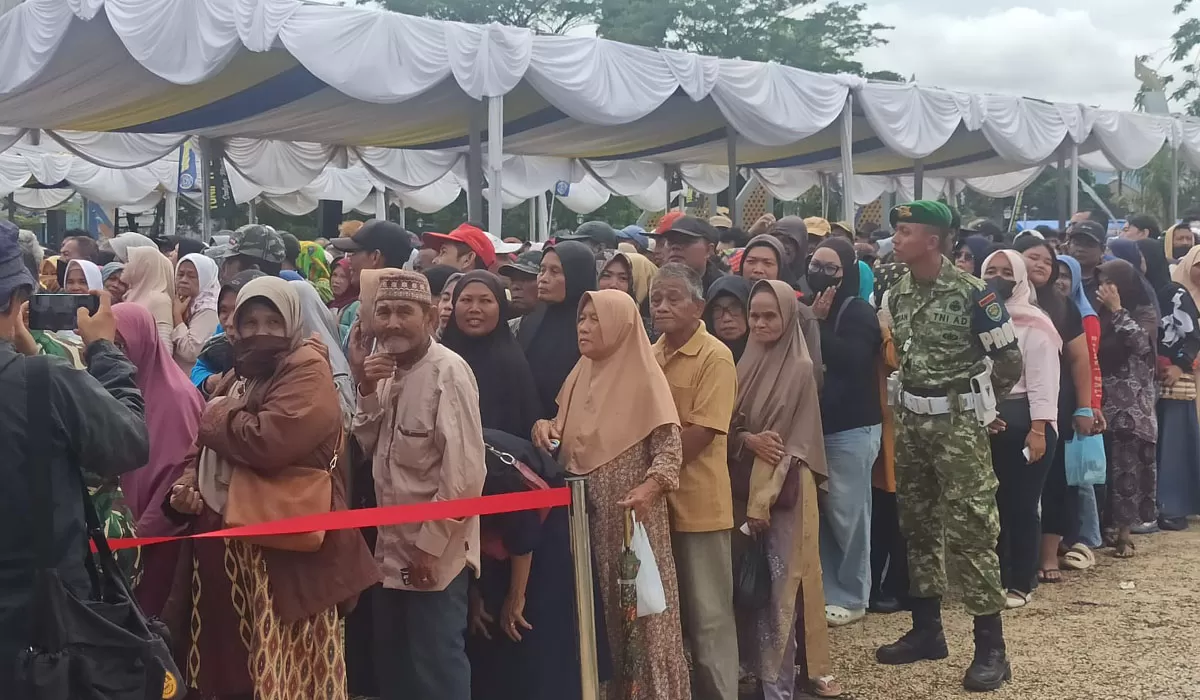 Ribuan warga dari Kota dan Kabupaten Tasikmalaya, rela mengantri demi sembako di Lapangan Alun-alun Dadaha, Senin (25/5/2026). (Dok. DFK)