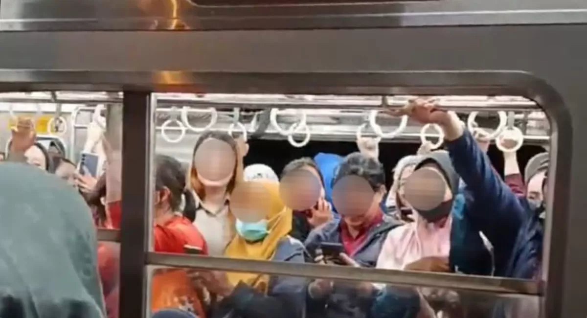 Viral KRL Duri-Tangerang mogok di tengah jalur, penumpang turun paksa dan kereta akhirnya didorong rangkaian lain. (X/harutonaa_)