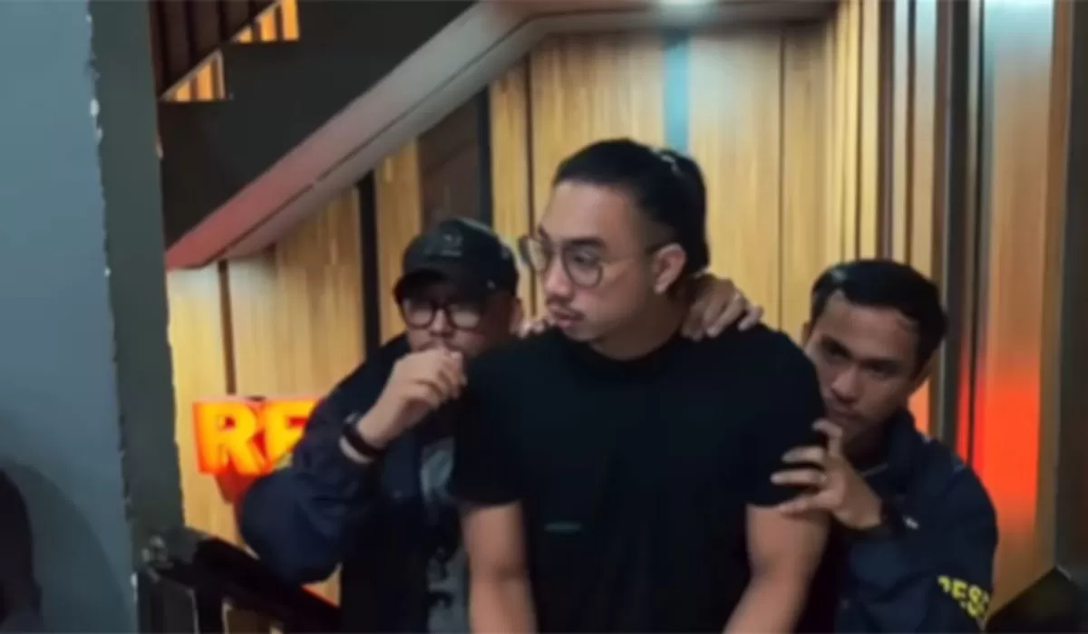Berdasarkan bukti rekaman CCTV, Polda Metro Jaya tahan selebgram Woodyrman atas dugaan penganiayaan di Blok M yang menewaskan WNA asal Brunei Darussalam. (Instagram.com/@poldametrojaya)