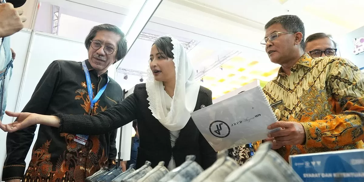 Wagub Jabar Erwan Setiawan (kanan) menilai kuliner lokal perlu dukungan regulasi afirmatif agar mampu bersaing dan berkembang di pusat perbelanjaan modern. (Dok. Humas Jabar)