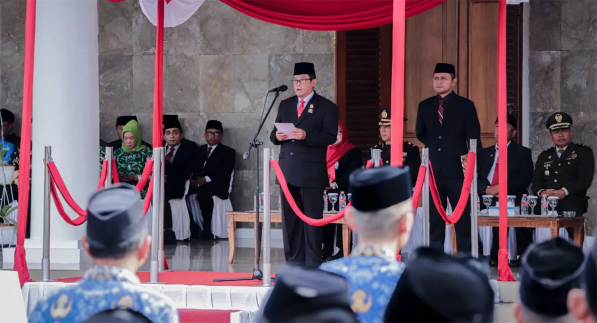 Ketua DPRD Kabupaten Ciamis, Nanang Permana, membacakan amanat tertulis Kepala Badan Pembinaan Ideologi Pancasila (BPIP) RI, Yudian Wahyudi, dalam Upacara Hari Lahir Pancasila 2026 di Pendopo Ciamis,&nbsp;Senin (1/6/2026). (Dok. Prokopim Ciamis)