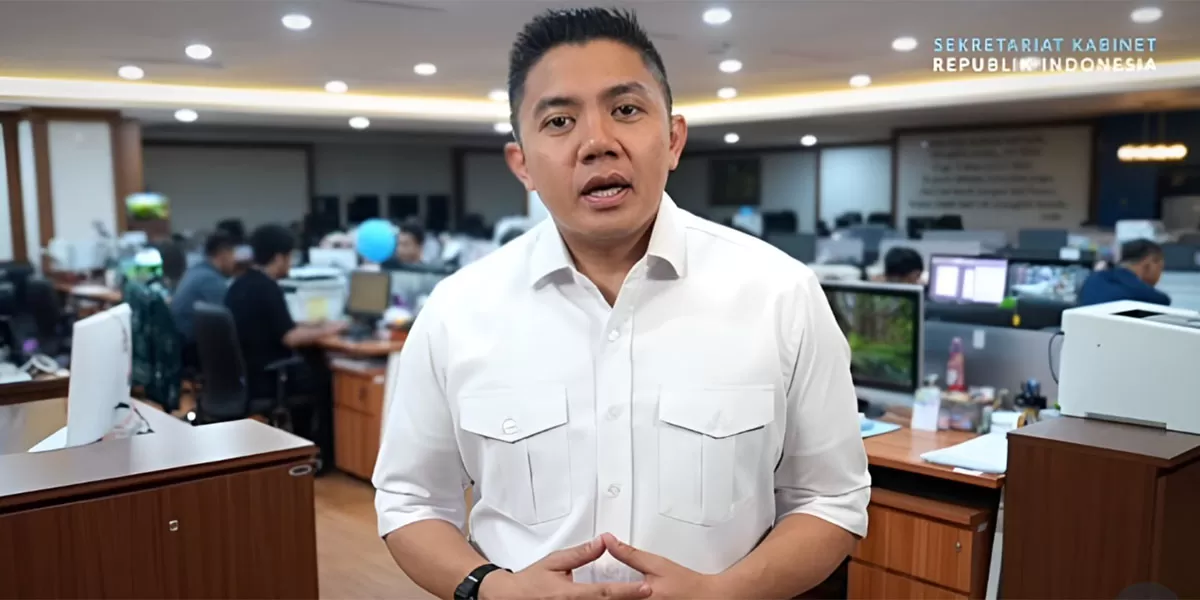 Seskab Teddy menjawab kritik kunker luar negeri Prabowo. Ia menegaskan diplomasi Prabowo menghasilkan manfaat nyata bagi RI. (Dok. Seskab RI)