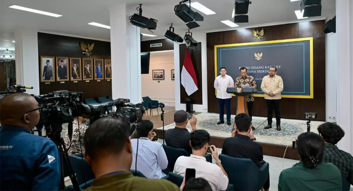 Mensesneg Prasetyo Hadi mengumumkan pergantian pimpinan BGN di Istana Negara, didampingi Seskab Teddy Indra Wijaya dan Muhammad Qodari, di Istana Negara, Jakarta, Selasa (2/6/2026). (Dok. Seskab RI)