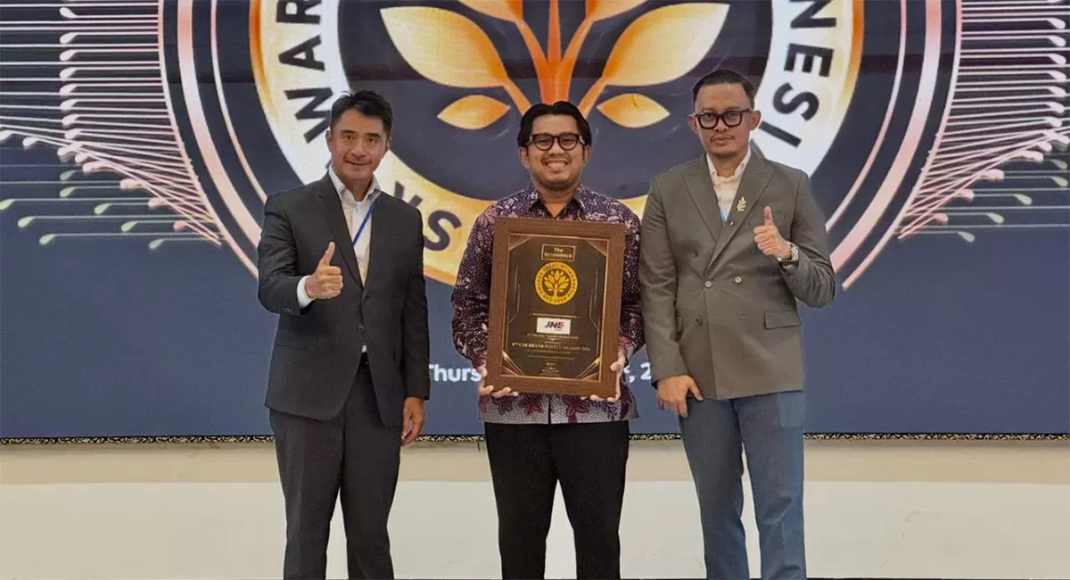 Founder &amp; CEO The Iconomics, Bram S Putro, serahkan langsung penghargaan Indonesia CSR Brand Equity Awards 2026 kepada Media Communication Dept. Head JNE, Kurnia Nugraha. (Dok. AMS)