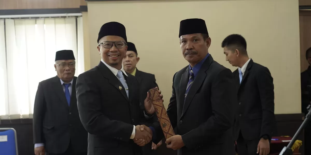 Wali Kota Tasikmalaya Viman Alfarizi melantik Pelaksana Harian (Plh) Sekda Pemkot Tasikmalaya Hanafi SH MH menjadi Pj Sekda Kota Tasikmalaya di Aula Gedung Balai Kota Tasikmalaya, Kamis (4/6/2026). (Dok. AMS)