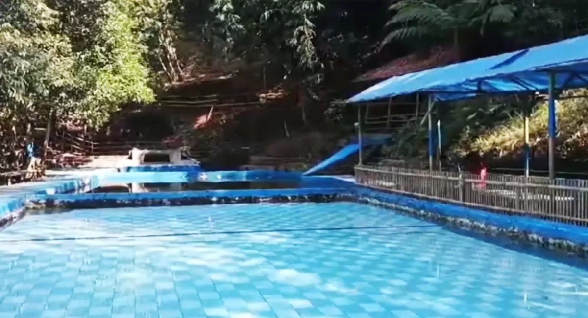 Gawir Cibalong menawarkan wisata alam di Kuningan yang cocok untuk healing dengan kolam air jernih dan suasana sejuk alami. (Tangkapan layar Youtube Mang Adil Channel)