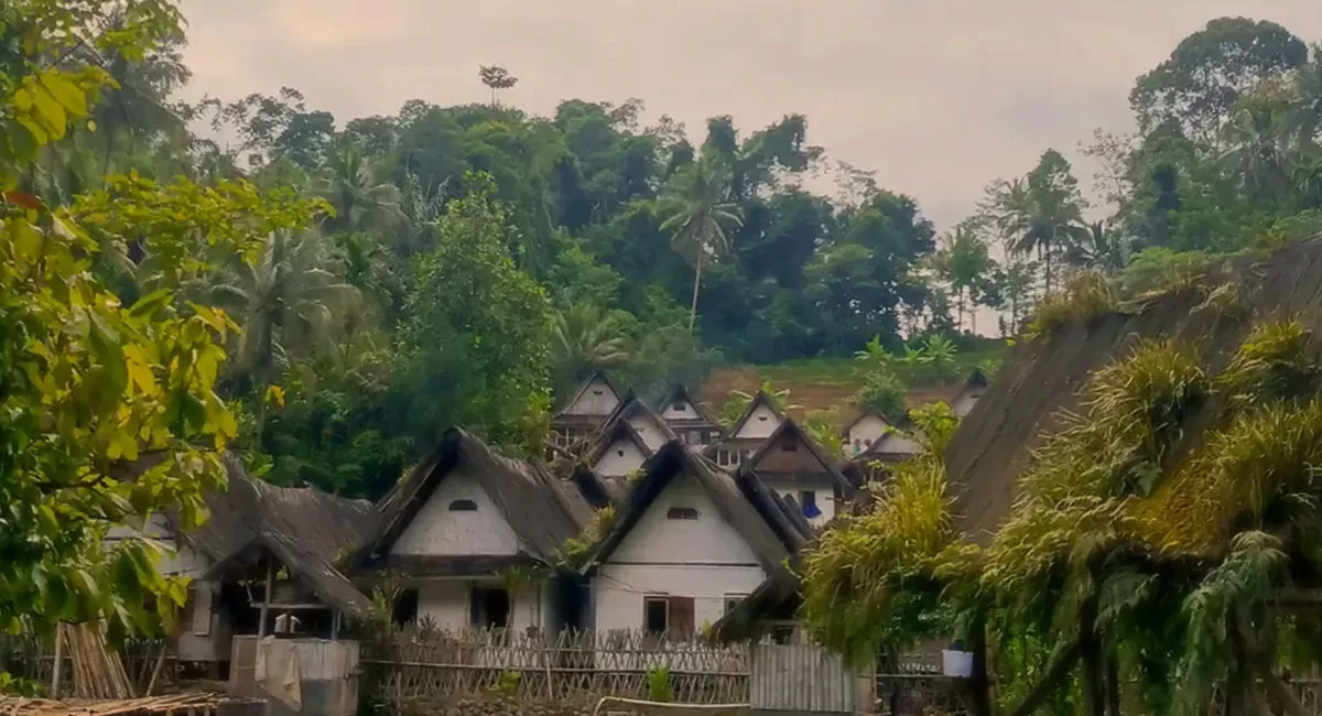 Kampung Naga bukan sekadar wisata, tetapi laboratorium budaya hidup yang menarik wisatawan, akademisi, peneliti, dan turis mancanegara. (Instagram/kampungnaga_tasikmalaya)