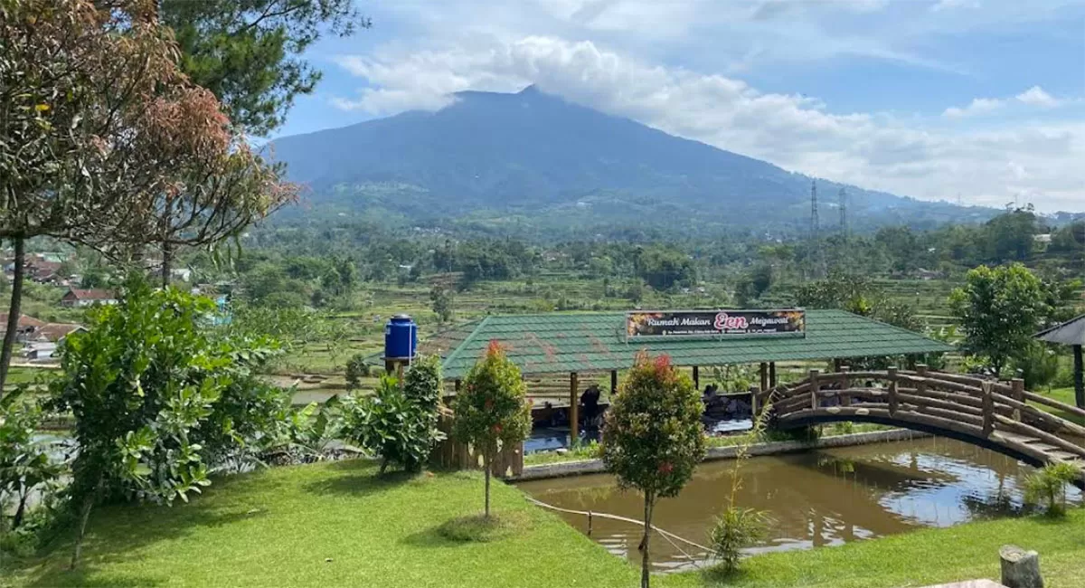 Wisata kuliner Sunda di Garut, RM Een Megawati hadir dengan menu khas Sunda, pemandangan Gunung Cikuray, dan suasana perdesaan. (Foto: Lemhot Simbolon)