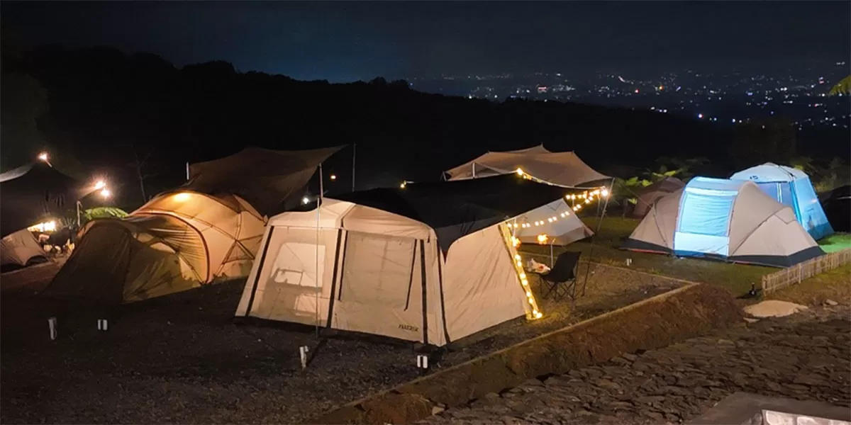 El Mande Camping Ground menjadi pilihan wisata alam di Bogor dengan panorama Gunung Salak, citylight, dan area camping nyaman.   (Instagram/elmandecamp)