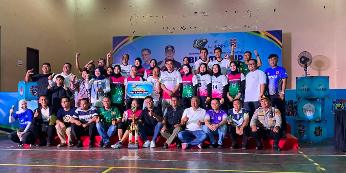Bupati Ciamis H. Herdiat Sunarya Bersama tim Cijeunjing yang menjuarai Turnamen Bola Voli Putri Antar Kecamatan Bupati Cup 2026 dalam rangka Hari Jadi Kabupaten Ciamis ke-384, Minggu, 7 Juni 2026. (Dok. KDS)