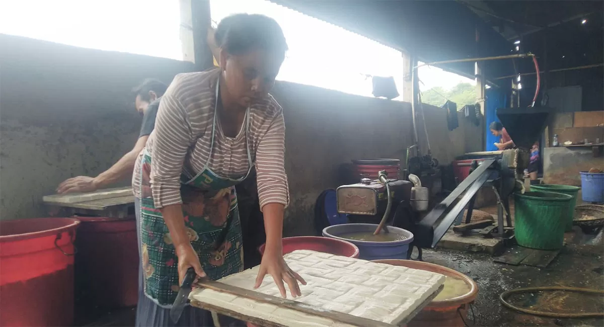 Salah satu tempat produksi tahu di Kampung Nagrog, Kecamatan Indihiang, Kota Tasikmalaya, tetap memproduksi tahu di tengah naiknya bahan baku kedelai, Selasa (9/6/2026).*** (Dok. AMS)