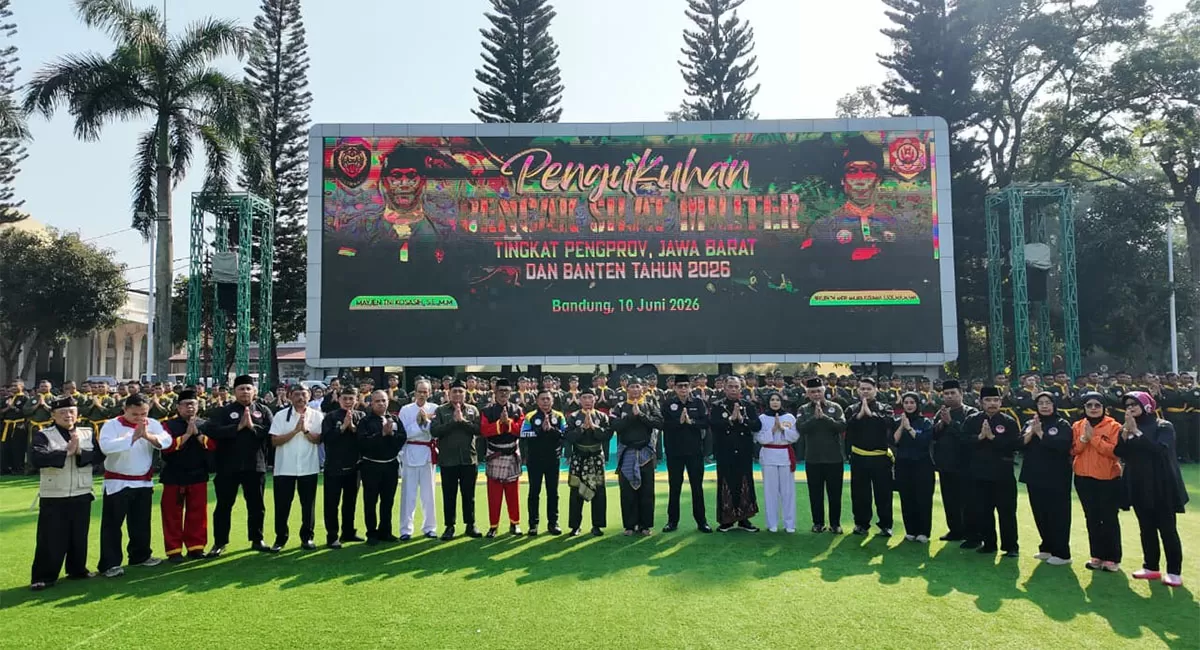 Foto bersama Pangdam III/Siliwangi Mayjen TNI Kosasih, seusai mengukuhkan pengurus Pencak Silat Militer Jawa Barat dan Banten (Dok. DFK)
